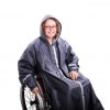 Regnslag med ærmer - også til kørestolsbruger